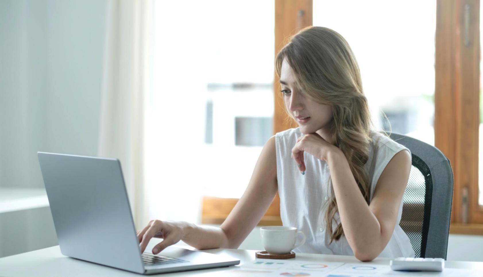 Professionelle Finanzberatung in modernem Büro