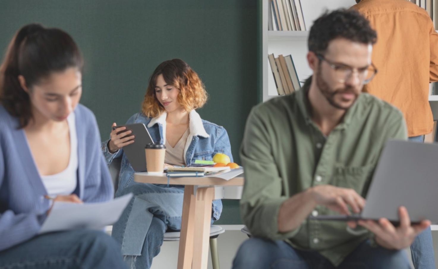 Modernes Büro mit Arbeitsplätzen für Finanzberatung